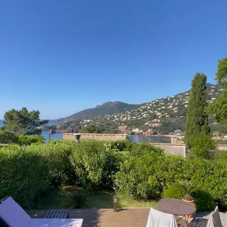 Beachfront Villa, 3 Beds Walking Distance To Beaches With Superb Views Hébergement de vacances *