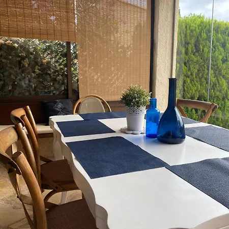 Beachfront Villa, 3 Beds Walking Distance To Beaches With Superb Views 度假居