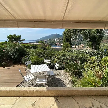 Beachfront Villa, 3 Beds Walking Distance To Beaches With Superb Views Hébergement de vacances *